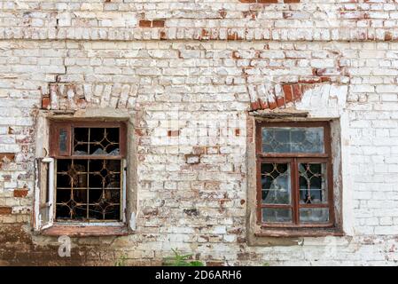 Ancienne maison abandonnée avec des fenêtres et des murs cassés Banque D'Images