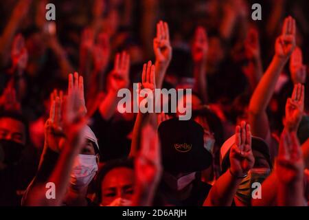 Les manifestants anti-gouvernement tiennent les trois doigts pour saluer pendant la manifestation. Des milliers de manifestants antigouvernementaux thaïlandais ont occupé la route principale de Bangkok pour demander la démission de la Thaïlande? le premier ministre, Prayuth Chan-ocha, et les réformes de la monarchie. Banque D'Images