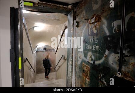 Porte en métal étanche aux gaz et résistante aux balles du bunker souterrain Du colonel Rol-Tanguy des combattants de la résistance française sous le Musée de la libération de Paris,Paris.France Banque D'Images