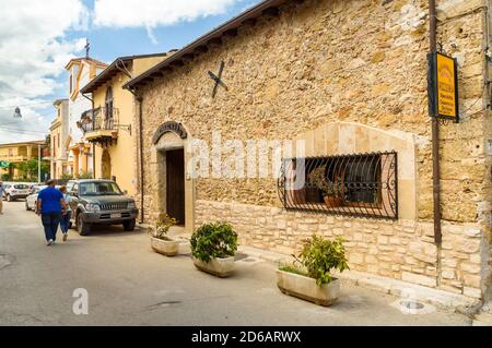 Parrini, Sicile, Italie - 27 septembre 2020 : touristes visitant l'ancien village de Parrini dans la municipalité de Partinico, dans la province de Palerm Banque D'Images