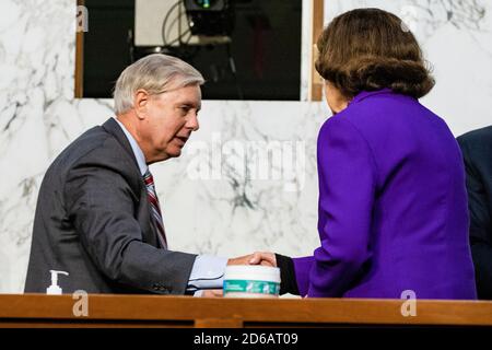 La sénatrice américaine Dianne Feinstein (démocrate de Californie), membre du classement, Commission judiciaire du Sénat américain, à droite, Et le sénateur américain Lindsey Graham (républicain de Caroline du Sud), président de la Commission judiciaire du Sénat américain, à gauche, se serrer la main alors que les audiences de confirmation de la nomination de la Cour suprême, la juge Amy Coney Barrett, se ferment à Capitol Hill le 15 octobre 2020 à Washington. Barrett a été nommé par le président Donald Trump pour combler le poste vacant laissé par la juge Ruth Bader Ginsburg qui est décédée en septembre. Crédit: Samuel Corum/Pool via CNP | utilisation dans le monde entier Banque D'Images