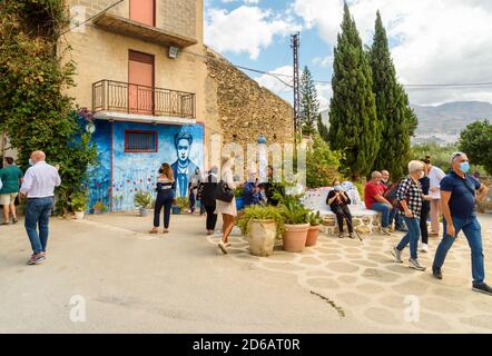 Parrini, Sicile, Italie - 27 septembre 2020 : touristes visitant l'ancien village de Parrini dans la municipalité de Partinico, dans la province de Palerm Banque D'Images