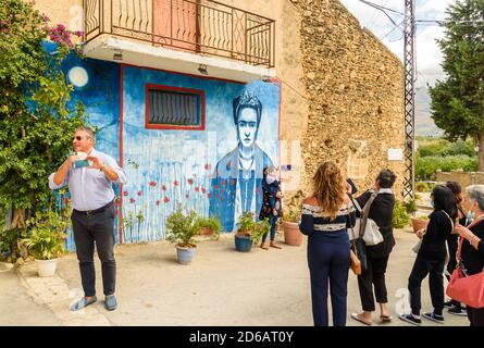 Parrini, Sicile, Italie - 27 septembre 2020 : touristes visitant l'ancien village de Parrini dans la municipalité de Partinico, dans la province de Palerm Banque D'Images