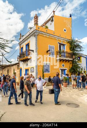 Parrini, Sicile, Italie - 27 septembre 2020 : touristes visitant l'ancien village de Parrini dans la municipalité de Partinico, province de Palerme Banque D'Images