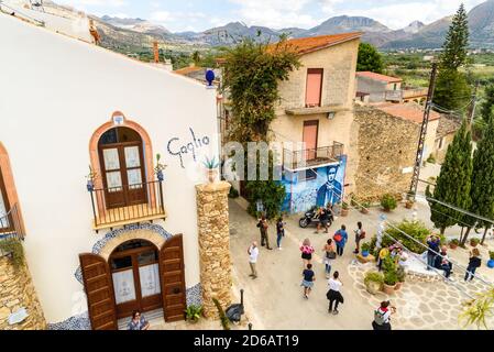 Parrini, Sicile, Italie - 27 septembre 2020 : touristes visitant l'ancien village de Parrini dans la municipalité de Partinico, dans la province de Palerm Banque D'Images