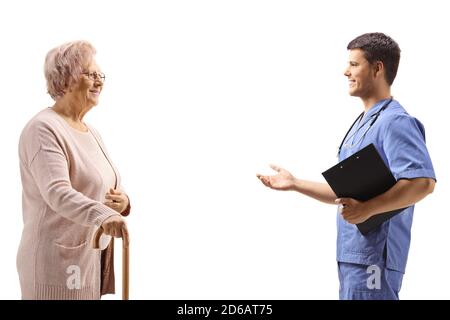 Médecin expliquant et gestant avec une patiente âgée isolée sur fond blanc Banque D'Images