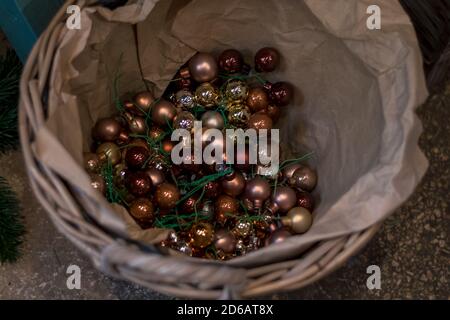 boules dorées pour sapin de noël disposées dans une valise en bois Banque D'Images