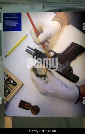 La photographie de la restauration d'un vieux pistolet dans l'exposition De restauration des reliques historiques dans le Musée du Libération de Paris.Paris.France Banque D'Images