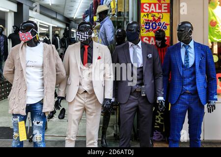 Dortmund, NRW, Allemagne. 15 octobre 2020. Les mannequins d'un magasin de vêtements pour hommes sont accessoirisés avec des masques pour illustrer « la nouvelle norme », et soulignent le fait qu'à partir d'aujourd'hui, les masques deviennent obligatoires dans tout le centre-ville de Dortmund, y compris les zones extérieures dans la rue haute. Dortmund a aujourd'hui franchi le seuil du « hotspot covid » de 50 nouveaux cas pour 100 000 habitants, il rejoint plusieurs autres villes NRW, ainsi que de nombreux endroits dans d'autres États allemands. Credit: Imagetraceur/Alamy Live News Banque D'Images