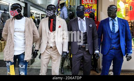 Dortmund, NRW, Allemagne. 15 octobre 2020. Les mannequins d'un magasin de vêtements pour hommes sont accessoirisés avec des masques pour illustrer « la nouvelle norme », et soulignent le fait qu'à partir d'aujourd'hui, les masques deviennent obligatoires dans tout le centre-ville de Dortmund, y compris les zones extérieures dans la rue haute. Dortmund a aujourd'hui franchi le seuil du « hotspot covid » de 50 nouveaux cas pour 100 000 habitants, il rejoint plusieurs autres villes NRW, ainsi que de nombreux endroits dans d'autres États allemands. Credit: Imagetraceur/Alamy Live News Banque D'Images