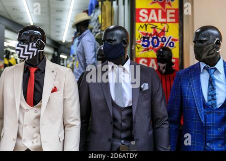 Dortmund, NRW, Allemagne. 15 octobre 2020. Les mannequins d'un magasin de vêtements pour hommes sont accessoirisés avec des masques pour illustrer « la nouvelle norme », et soulignent le fait qu'à partir d'aujourd'hui, les masques deviennent obligatoires dans tout le centre-ville de Dortmund, y compris les zones extérieures dans la rue haute. Dortmund a aujourd'hui franchi le seuil du « hotspot covid » de 50 nouveaux cas pour 100 000 habitants, il rejoint plusieurs autres villes NRW, ainsi que de nombreux endroits dans d'autres États allemands. Credit: Imagetraceur/Alamy Live News Banque D'Images