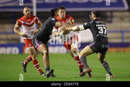 St Helens' Louie McCarthy-Scarsbrook (au centre) est attaqué par David Fifita (à gauche) et Romain Navarrete (à droite) de Wakefield Trinity lors du match de la Super League de Betfred au stade Halliwell Jones, à Warrington. Banque D'Images