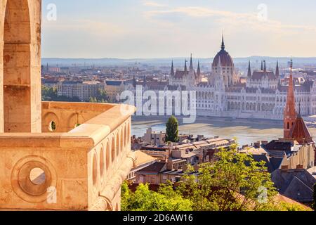 Vue de dessus du balcon du Bastion des pêcheurs au Parlement hongrois à Budapest, Hongrie Banque D'Images