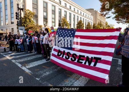 Washington, DC, Etats-Unis, 15 octobre 2020. Photo : les manifestants de la démonstration du sénateur bloquent la rue menant du bâtiment du Sénat Hart au Capitole. Les manifestants s'opposent à la nomination d'Amy Coney Barrett à la Cour suprême afin de protéger les droits des femmes, des LGBTQ et des personnes handicapées, ainsi que la loi sur les soins de santé et les soins abordables (Obamacare). Crédit : Allison Bailey/Alamy Live News Banque D'Images