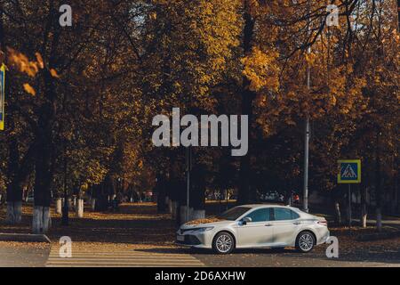 UFA, Russie, 07-10-2020: Tout nouveau modèle hybride Toyota Camry 2020. Vue générale de l'avant au coucher du soleil. Banque D'Images