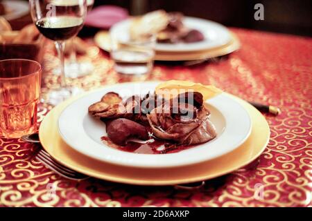 Rossini tournedos, repas du nouvel an sur une table festive Banque D'Images