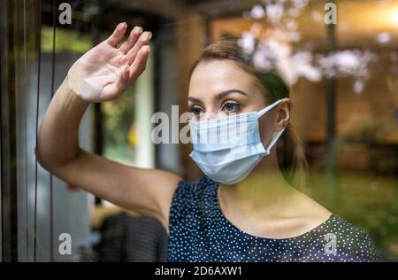 Femme portant un masque de protection dans le bureau pour des raisons de sécurité Et protection pendant COVID-19 Banque D'Images