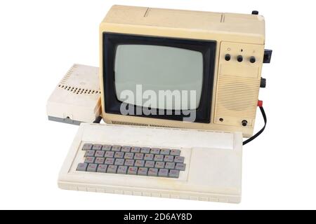 ancien ordinateur 8 bits avec moniteur du téléviseur isolé sur blanc Banque D'Images