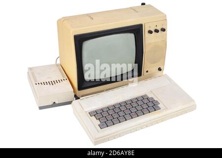 ancien ordinateur 8 bits avec moniteur du téléviseur isolé sur blanc Banque D'Images