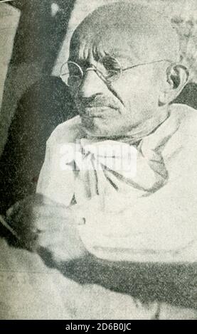 Mahatma Gandhi (Mohandas Karamchand Gandhi  est né le 2 octobre 1869, à Porbandar, en Inde. Il meurt le 30 janvier 1948 à Delhi, en Inde. Juriste, politicien, militant social et écrivain indien, Gandhi est devenu le chef du mouvement nationaliste contre la domination britannique de l'Inde. En tant que tel, il est venu à être considéré comme le père de son pays. Gandhi est internationalement honoré pour sa doctrine de protestation non violente (satyagraha) pour réaliser le progrès politique et social. Banque D'Images