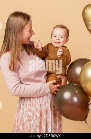 famille, maman, papa, moi, ballons, photo d'une jeune famille avec des enfants à l'occasion de l'anniversaire du bébé Banque D'Images