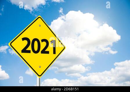 Le rendu tridimensionnel de la signalisation routière 2021 sur le ciel bleu représente la nouvelle année 2021, illustration 3D Banque D'Images