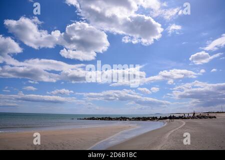 Plage de sable de la Méditerranée vide dans le sud de la france Banque D'Images