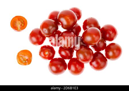 Solanum lycopersicum 'Kumato' isolé sur fond blanc Banque D'Images