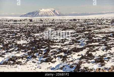 La neige couvre certaines des formations de lave noires qui sont parmi les caractéristiques du monument national Craters of the Moon et de préserver qui s'étend sur la plaine de la rivière Snake dans l'Idaho, aux États-Unis. Ce paysage particulier est le résultat de huit éruptions volcaniques majeures qui ont commencé il y a 15,000 ans et se sont poursuivies jusqu'à il y a seulement 2,000 ans. Les géologues prédisent que la région fera l'expérience d'une autre éruption dans les 100 à 900 prochaines années. Vous pourrez visiter le parc en voiture ou à pied. En arrière-plan se trouve la grande Butte du Sud, un complexe de trois dômes volcaniques qui se sont formés il y a environ 300,000 ans Banque D'Images