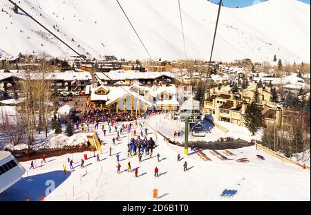 Le Warm Springs Lodge, dans la station de vacances de Sun Valley, Idaho, États-Unis, est le point de rendez-vous de départ et de fin pour les skieurs et les snowboarders qui montent sur les pistes enneigées de la remontée mécanique Challenger pour des vues panoramiques pittoresques près du sommet de 9,150 pieds (2789 mètres) Bald Mountain. Construit en 1992 avec de hauts vieux bois de croissance, de la roche de rivière et des fenêtres pleine hauteur en verre, le Day Lodge était le luxueux chalet de ski de Sun Valley et est maintenant entouré de condominiums. Banque D'Images