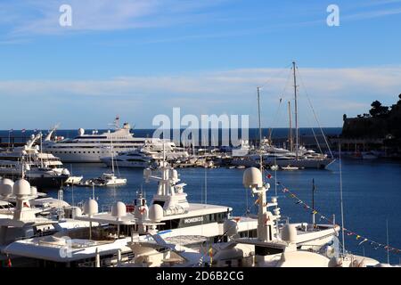 Bateaux de luxe à Port Hercules, Monaco Banque D'Images