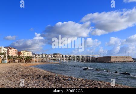 Vue sur la jetée et la plage d'il Pirgo di Civitavecchia, Italie Banque D'Images