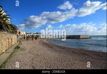 Vue sur la jetée et la plage d'il Pirgo di Civitavecchia, Italie Banque D'Images