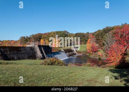 Lac Shohola et barrage sur un matin d'automne calme avec ciel bleu Banque D'Images