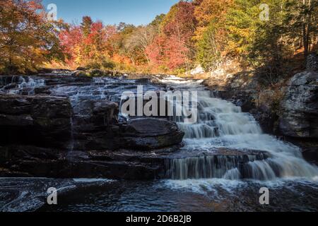 Le feuillage de l'automne de pointe entoure de magnifiques chutes Shohola en cascade sur un Matin d'automne dans les Poconos de Pennsylvanie Banque D'Images