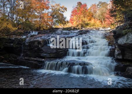 Le feuillage de l'automne de pointe entoure de magnifiques chutes Shohola en cascade sur un Matin d'automne dans les Poconos de Pennsylvanie Banque D'Images