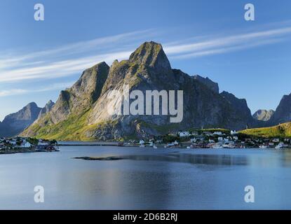 Vue sur la Reine sur l'île Lofoten Moskenesoy jusque tard dans la nuit Soleil de l'après-midi sur UNE Sunny été jour avec UN clair Ciel bleu et quelques nuages Banque D'Images