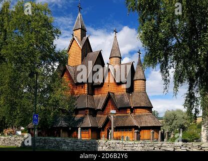 Vue sur la plus grande église de Stave de Norvège à Heddal Un soleil d'été avec UN ciel bleu clair Et quelques nuages Banque D'Images