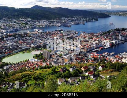 Vue spectaculaire du Mont Floyen au centre-ville et au port De Bergen lors D'UNE ensoleillée journée d'été avec UN clair Ciel bleu et quelques nuages Banque D'Images