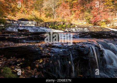 Le feuillage de l'automne de pointe entoure de magnifiques chutes Shohola en cascade sur un Matin d'automne dans les Poconos de Pennsylvanie Banque D'Images