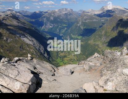 Vue depuis le point de vue de Dalsnibba jusqu'aux grandes montagnes du Geirangerfjord Un soleil d'été avec UN ciel bleu clair Et quelques nuages Banque D'Images