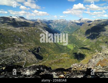 Vue depuis le point de vue de Dalsnibba jusqu'à Winding Road depuis Geirangerfjord Dans les montagnes lors D'UNE Sunny été Day avec UN Ciel bleu clair et quelques nuages Banque D'Images