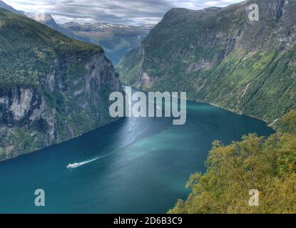 Vue depuis le belvédère d'Ornesvingen jusqu'au magnifique Geirangerfjord du Eagle Road à Geiranger lors D'UNE Sunny Summer Day avec Quelques nuages dans le ciel Banque D'Images