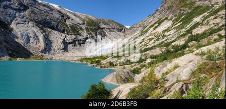 Vue panoramique du lac Nigardsbrevatnet au glacier Nigardsbreen Dans le parc national de Jostedalsbreen lors D'UNE Sunny Summer Day avec Un ciel bleu clair Banque D'Images