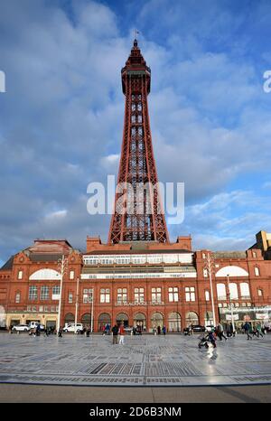 Vue sur la tour Blackpool et les édifices de la tour victorienne, un complexe de divertissement. En face de la tour, on voit le tapis comique de Blackpool. Banque D'Images