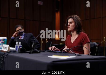 L'ancienne étudiante de la juge Amy Coney Barrett, Laura Wolk et le professeur Saikrishna Prakash participent à l'audience de confirmation de la nomination du juge Barrett à la Cour suprême devant la Commission judiciaire du Sénat à Capitol Hill à Washington, DC, USA, le 15 octobre 2020. Barrett a été nommé par le président Donald Trump pour combler le poste vacant laissé par la juge Ruth Bader Ginsburg qui est décédée en septembre. Crédit : Shawn Thew/Pool via CNP/MediaPunch Banque D'Images