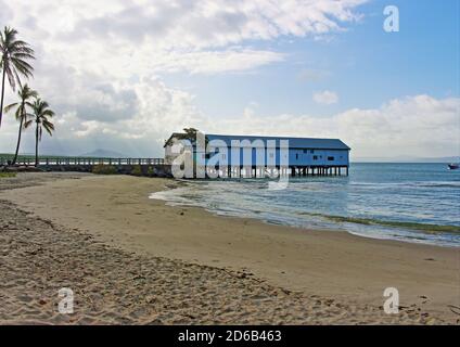 À l'ancien quai à sucre sur la crique à la fin de la bonne journée à Port Douglas, une destination balnéaire tropicale de l'extrême nord du Queensland, en Australie Banque D'Images