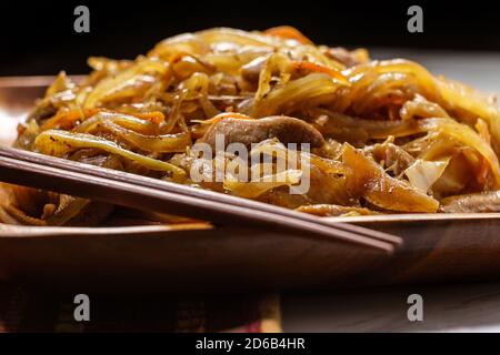 Sauté de poulet coréen authentique bokkeum avec carottes et oignons grillés chou Banque D'Images