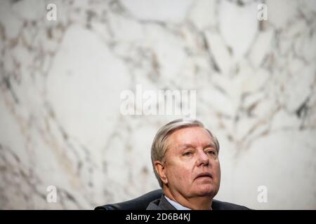 Le sénateur des États-Unis Lindsey Graham (républicain de Caroline du Sud), président de la Commission judiciaire du Sénat des États-Unis, écoute d'autres sénateurs devant la Commission judiciaire du Sénat le quatrième jour de l'audience de confirmation de la nomination de la juge Amy Coney Barrett à Capitol Hill le 15 octobre 2020 à Washington, DC. Barrett a été nommé par le président Donald Trump pour combler le poste vacant laissé par la juge Ruth Bader Ginsburg qui est décédée en septembre. Crédit: Samuel Corum/Pool via CNP /MediaPunch Banque D'Images