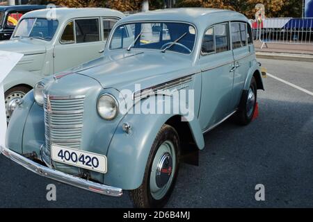 Voiture rétro soviétique restaurée. Voiture rétro soviétique d'époque Moskvich-400 dans le centre historique de Moscou, Russie, septembre 2019 Banque D'Images